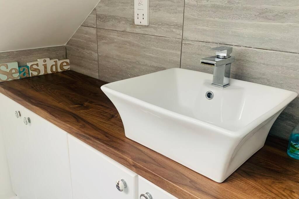 Love Lancing By The Sea With Optional Large Hot Tub Sleeps Up To 8 & Free Parking Villa Buitenkant foto